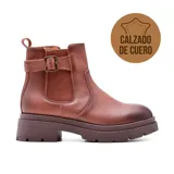 Bota de cuero color marrón con elásticos laterales, hebilla decorativa y suela track.