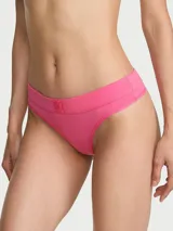 Tanga de algodón y modal color fucsia, con cintura elástica suave y parche con logo de encaje en el frente.