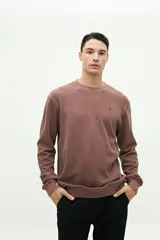 Buzo de felpa gris oscuro, con textura de tejido waffle o gofrado. Presenta cuello redondo, manga larga y un pequeño logo bordado en el pecho.