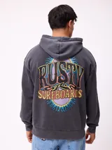 Canguro con capucha y cordones ajustables, de color gris claro. Presenta un logo bordado en el pecho y un parche decorativo en el puño de la manga derecha. Cuenta con un bolsillo frontal tipo canguro y puños acanalados.