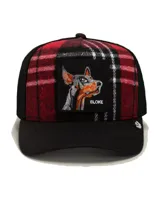 Gorra tipo trucker de cinco paneles Goorin Bros, modelo Brit Bloke de la línea The Farm. Cuenta con frente de lana con estampa de cuadros escoceses en rojo y negro, visera y panel posterior negros de malla, y parche frontal bordado con la figura de un doberman y la palabra 'BLOKE'. Posee cierre snapback ajustable.