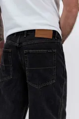 Pantalón de jean corte relaxed, color negro, con diseño de cinco bolsillos y cierre frontal con botón y cremallera.