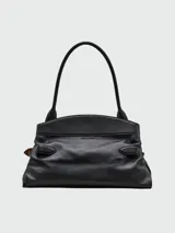Bolso negro de cuero, estilo satchel o cartera de hombro, con solapa frontal asegurada por una correa ajustable con hebilla metálica plateada.