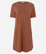 Vestido corto marrón oscuro, estilo camiseta, con escote redondo, mangas cortas y bolsillos laterales. El bajo es redondeado.