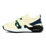 Zapatilla deportiva de estilo chunky, color crema/hueso, con detalles en azul marino y verde oscuro. Presenta malla transpirable, cordones bicolores y suela gruesa con tecnología MAX-PROTECT.