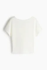 Top blanco de tejido de punto con textura waffle, escote bote y mangas cortas de diseño murciélago.