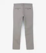 Pantalón masculino corte slim confeccionado en sarga de algodón con elastano. Presenta cierre de botón y cremallera, bolsillos laterales y traseros, y diseño liso sin estampados.