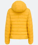 Campera puffer ultra ligera de Blue Steel, color rojo, con capucha, cierre frontal y bolsillos laterales con cremallera. Diseño acolchado con relleno sintético.