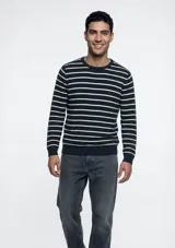 Sweater tejido de punto con diseño a rayas horizontales, cuello redondo y mangas largas.