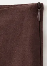 Pantalón marrón de corte recto y tiro medio, confeccionado en mezcla de lino, viscosa y algodón. Cuenta con diseño largo y cintura elástica.