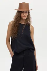 Pantalón azul de corte ancho y relajado, con tiro alto y bolsillos laterales.