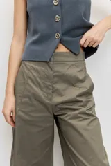 Pantalón wide leg verde militar con bolsillos laterales y cierre frontal con botón y cremallera.
