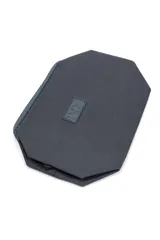 Mochila de poliéster color gris, con compartimentos con cierre, bolsillos laterales y estuche haciendo juego.