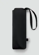 Paraguas plegable compacto color negro, con funda protectora a juego y correa de mano. Incluye detalle de etiqueta metálica con logo.