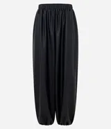 Pantalón aladín de poliuretano color negro, de corte ancho con diseño abullonado y botamangas elásticas ajustadas, con cintura elástica.