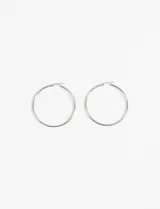 Aros tipo argolla grandes de acero quirúrgico hipoalergénico color plateado.