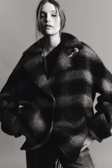 Broche metálico en forma de flor con acabado texturizado y diseño de aguja larga.