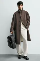 Mochila de diseño minimalista con acabado grabado, compartimento principal con cierre, espacio interior para dispositivos electrónicos de hasta 13 pulgadas, bolsillos frontales con cierre, parte posterior acolchada con banda de sujeción para equipaje, asa de mano y correas de hombro ajustables y acolchadas.