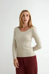 Sweater de punto fino en color negro, con cuello redondo y mangas largas, de corte ajustado al cuerpo.