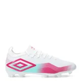 Championes de fútbol Umbro Vibe HG, color negro con detalles en gris. Presentan un diseño moderno con capellada sintética resistente, cuello tipo media para mayor ajuste y suela con tapones estratégicos para césped natural.