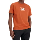 Remera New Balance color marrón con logo impreso en el pecho dentro de un recuadro blanco, de manga corta y cuello redondo.