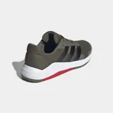 Championes de entrenamiento Adidas Dropset Base, color verde oliva con las tres tiras laterales en negro. Presentan una mediasuela blanca con detalle en rojo en la parte inferior y suela de caucho.