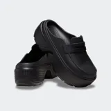 Mocasines Crocs modelo Stomp Loafer, diseño bicolor en blanco y negro con suela alta exagerada.