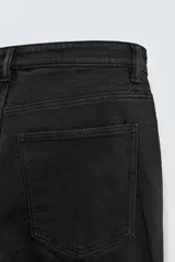 Jeans de hombre, corte skinny y largo cropped, color negro lavado. Presenta cinco bolsillos y cierre frontal con cremallera y botón.