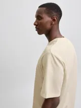 Camiseta de manga corta y cuello redondo con fit relajado, confeccionada en tejido con textura tipo waffle. Diseño básico y versátil.