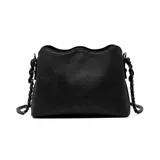 Cartera bandolera de cuero sintético negro con diseño estructurado, bordes superiores ondulados, logo grabado en el frente y correa de cadena metálica oscura.