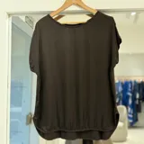 Blusa de manga corta color marrón chocolate, con escote redondo y dobladillo inferior elástico con frunces.