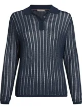 Sweater azul marino de tejido de punto calado con rayas verticales blancas, cuello polo y tapeta con tres botones.