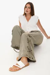 Sandalias de cuero color marrón con tira ancha sobre el empeine y tira entre los dedos.