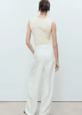 Top entallado sin mangas, color beige, con escote cuadrado y tirantes anchos.