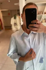 Vestido camisero midi color verde azulado, de lino, con cuello camisero, manga tres cuartos y bolsillos laterales.