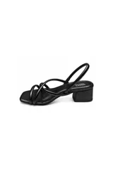 Sandalias de taco bajo cuadrado color negro, con tiras tubulares cruzadas en el empeine y tira ajustable en el talón.