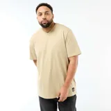 Remera de algodón color beige con cuello en V y manga corta. Presenta un corte holgado y una etiqueta decorativa pequeña en el borde inferior.