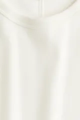 Remera entallada de manga larga y cuello redondo, color blanco crudo.