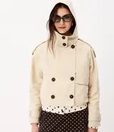 Trench coat cropped beige con capucha, cierre cruzado con botones y mangas largas.