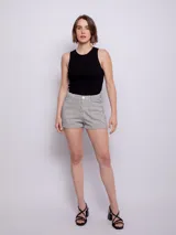 Short de tiro alto a rayas verticales en tonos beige y blanco, con cuatro bolsillos, cierre y botón metálico.