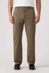 Pantalón chino de corte relajado en color marrón, con cierre de botón y cremallera, bolsillos laterales y traseros.
