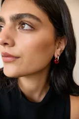 Aros de argolla en acero quirúrgico con dije de piedra natural en tono azul.