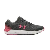 Championes de running Under Armour Charged Rogue 2, color gris con detalles en fucsia y suela blanca. Presentan diseño de malla transpirable, logo lateral y refuerzo en el talón.