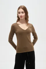 Remera de manga larga con cuello en V, confeccionada en viscosa, con un ajuste entallado al cuerpo.