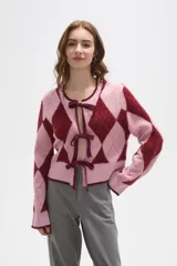 Cardigan de punto con diseño de rombos en tonos rosa y bordó. Presenta cierre frontal mediante lazos anudados, cuello redondo y mangas largas con puños acanalados.