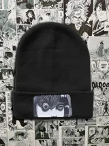 Gorro de lana negro tipo beanie con parche sublimado de Junji Ito.