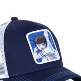 Gorro tipo trucker azul marino con panel frontal de algodón y paneles traseros de malla blanca. Presenta un parche cuadrado bordado en el frente con la imagen del personaje Tsubasa Ozora de Captain Tsubasa.