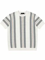 Remera de punto calado con rayas verticales en tonos blanco, gris y marrón claro, de manga corta y cuello redondo.