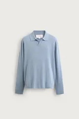 Polo de punto regular fit color celeste, tejido con mezcla de cáñamo y algodón. Presenta cuello tipo solapa con abertura frontal y manga larga, con terminaciones en rib.