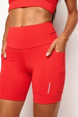 Short tipo biker de tiro alto, diseñado para running y entrenamiento. Confeccionado en tejido técnico de alta performance con bolsillos laterales funcionales y bolsillo interno en la cintura. Presenta detalles reflectivos y costuras estratégicas para mayor libertad de movimiento.